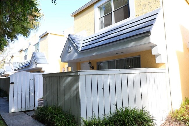 6845 SW 45th Ln in Miami, FL - Building Photo - Building Photo
