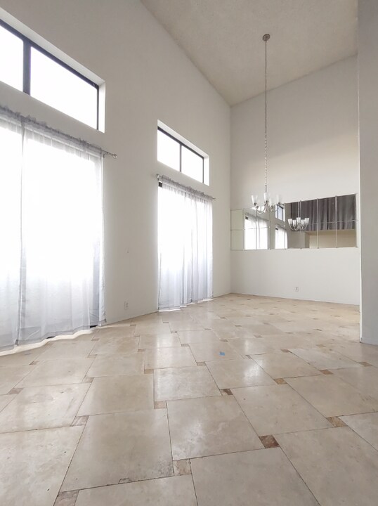 7515 Winnetka Ave in Los Angeles, CA - Building Photo