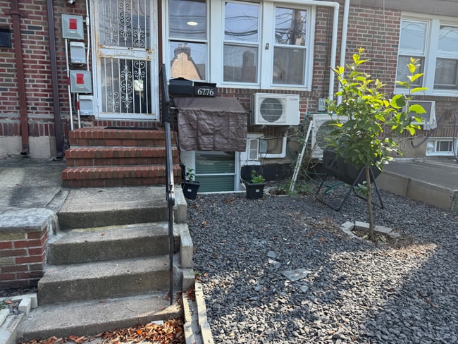 67-76 Dartmouth St in Queens, NY - Building Photo - Building Photo