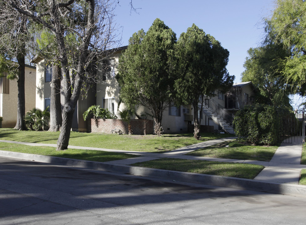 Park Place Apartments in Reseda, CA - Building Photo