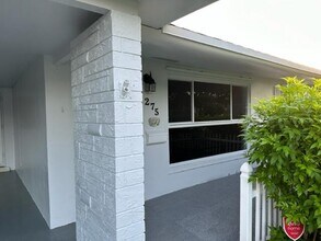 275 NE 28th Terrace in Boca Raton, FL - Building Photo - Building Photo