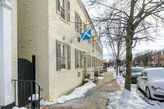 Chatham Square in Alexandria, VA - Building Photo - Building Photo