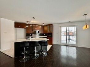8000 De Londres Rue in Brossard, QC - Building Photo - Building Photo