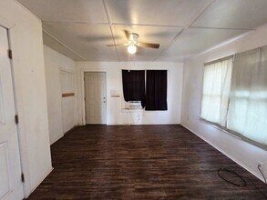 1002 Runnels St, Unit A in Big Spring, TX - Building Photo - Building Photo