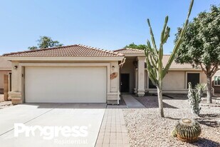 814 N Sailors Way in Gilbert, AZ - Building Photo