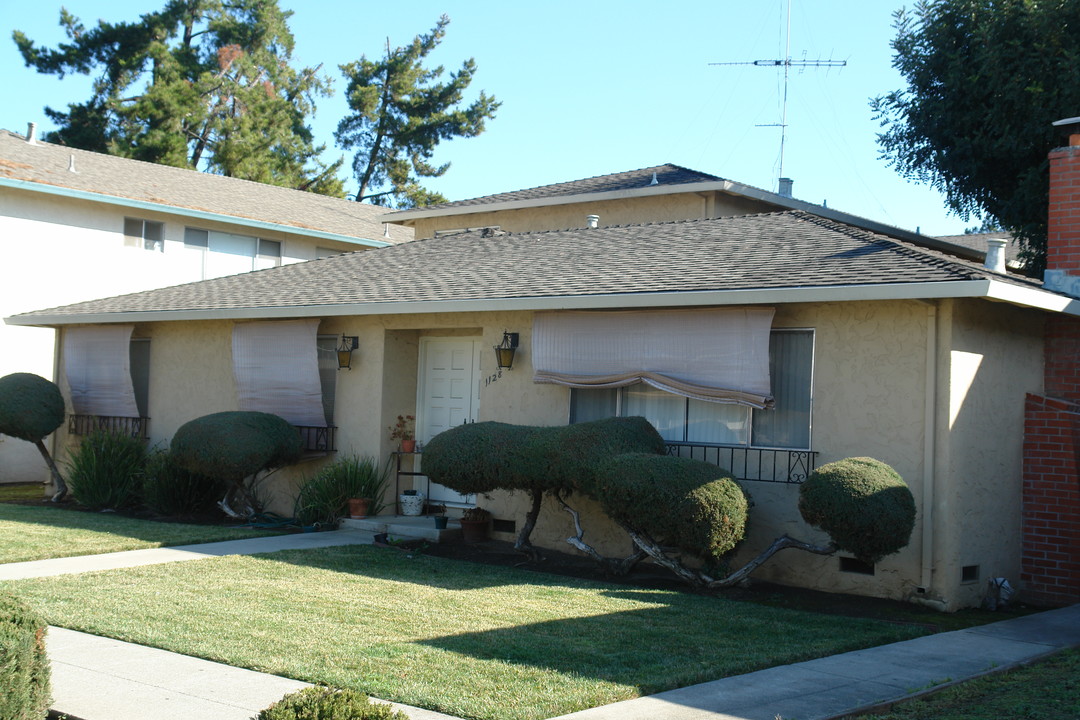 1128 Oakmont Dr in San Jose, CA - Building Photo