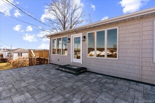 73 W Tiana Rd in Hampton Bays, NY - Building Photo