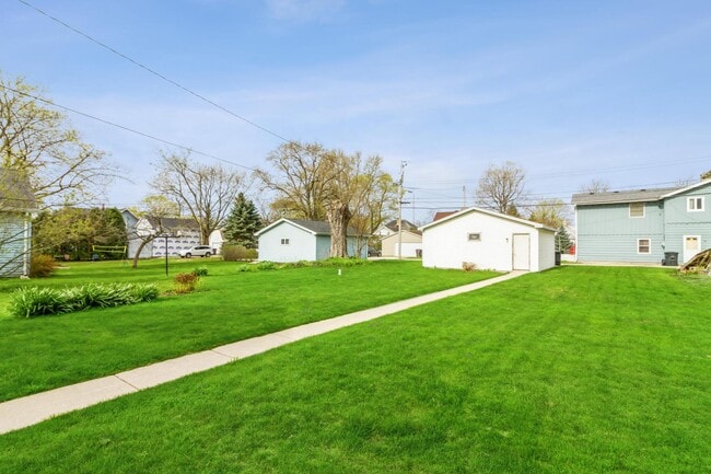 528 Cook St in Lake Geneva, WI - Foto de edificio - Building Photo
