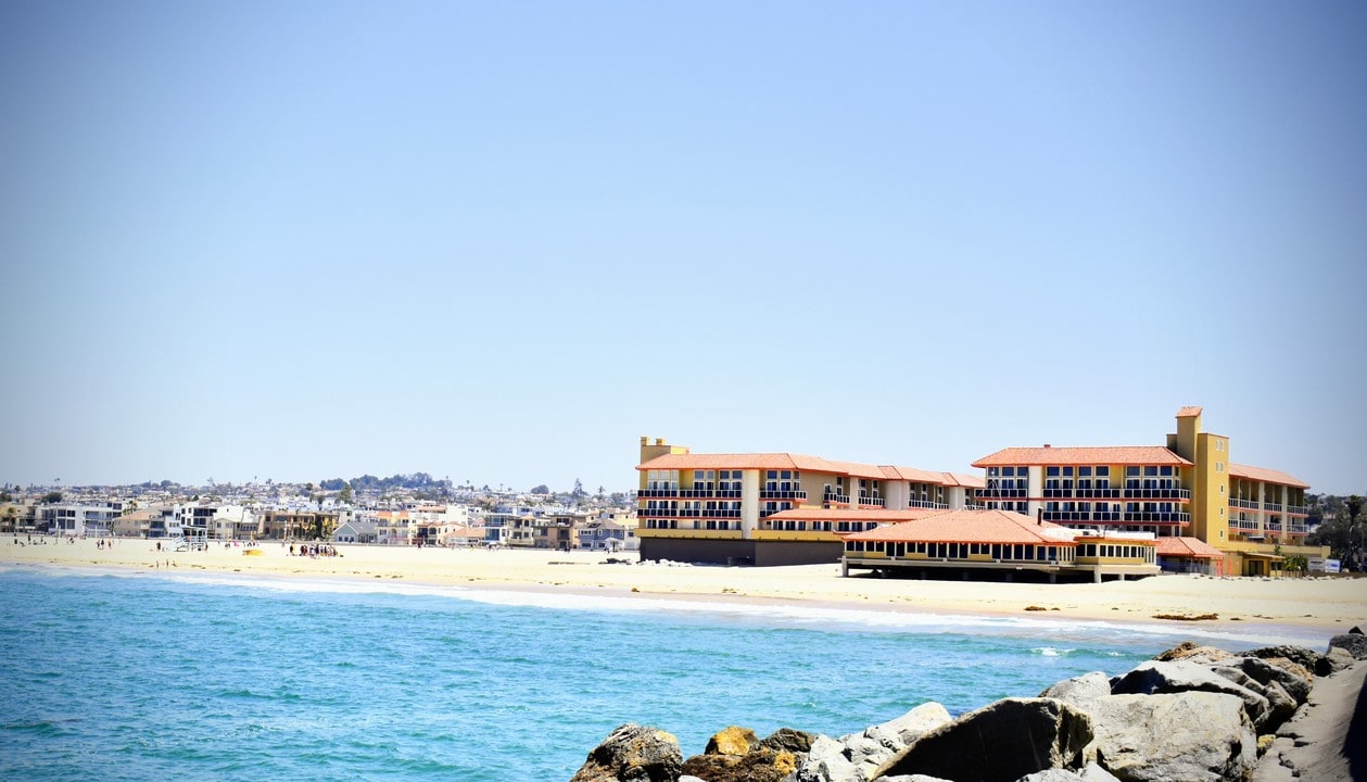 211 Crystal Cove Apts LLC in Redondo Beach, CA - Foto de edificio