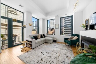 208 W Washington St, Unit 2104 in Chicago, IL - Building Photo - Building Photo