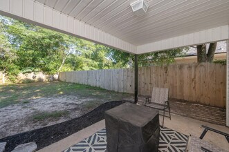 5134 Lake Dr in Crestview, FL - Foto de edificio - Building Photo