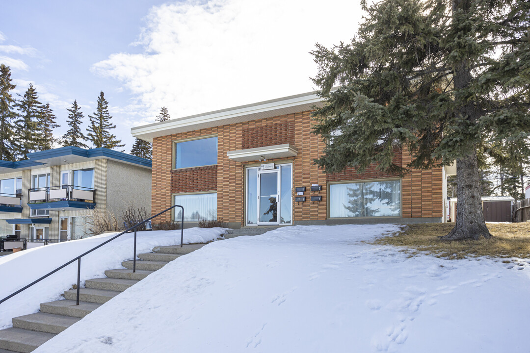 49 Chelsea St NW in Calgary, AB - Building Photo