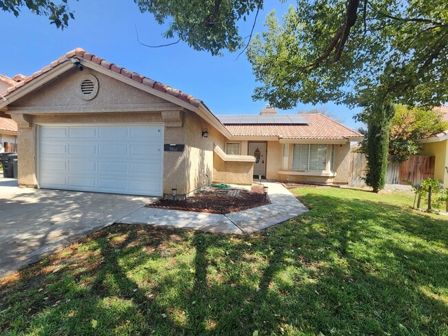 1066 Gloria Dr in Hemet, CA - Building Photo - Building Photo