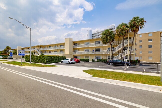 Southbridge Condominiums in West Palm Beach, FL - Foto de edificio - Building Photo