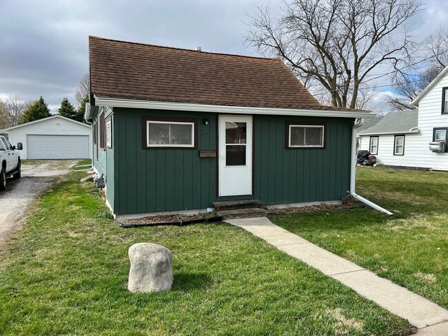 property at 606 W 2nd St