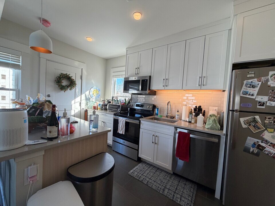 208 Banks St, Unit 3 in Cambridge, MA - Building Photo