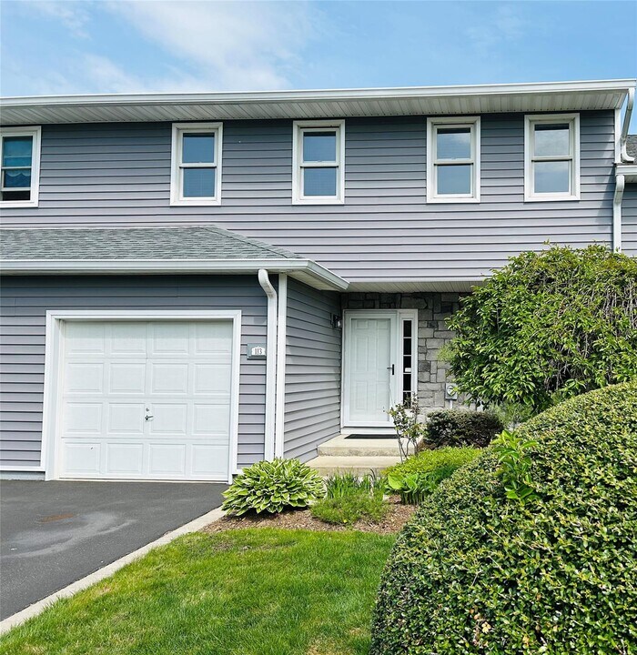 113 Alicia Dr in North Babylon, NY - Building Photo