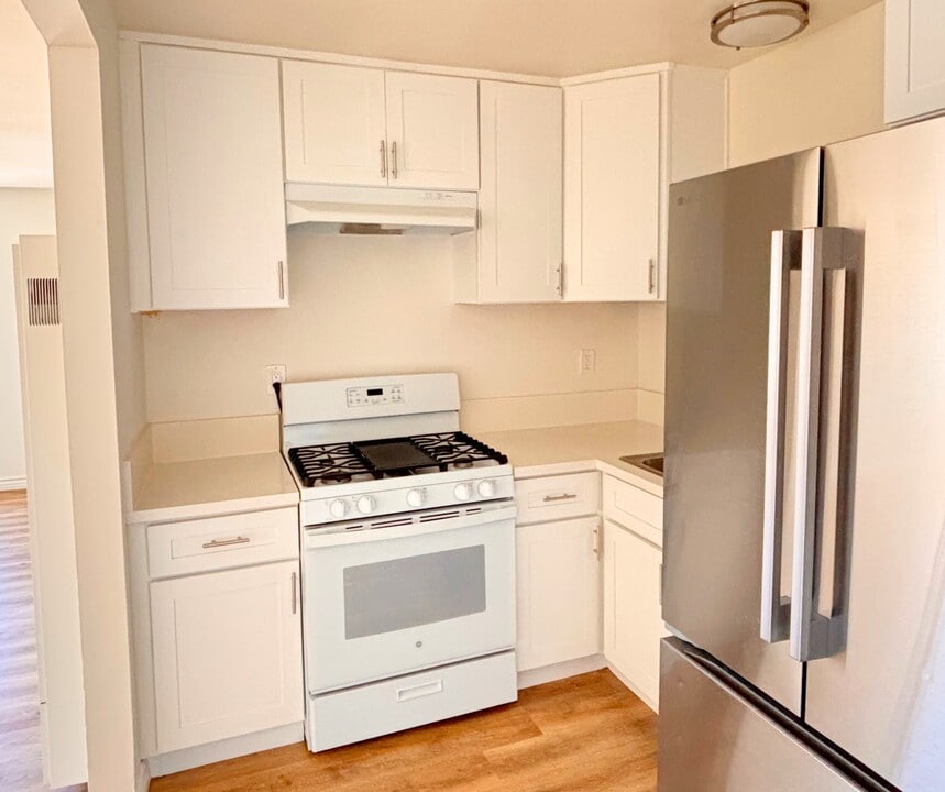 985 Valencia St, Unit Unit 4 in Costa Mesa, CA - Building Photo