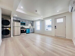 1817 S Highland Ave in Los Angeles, CA - Building Photo - Building Photo