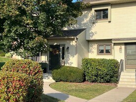 1302 Summer Hill Dr in South Windsor, CT - Building Photo