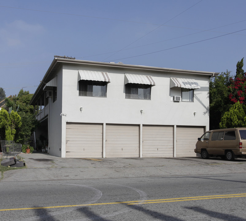 6111 Tujunga Ave in North Hollywood, CA - Foto de edificio