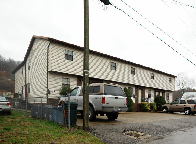 Elloise Ave in Chapmanville, WV - Building Photo - Building Photo