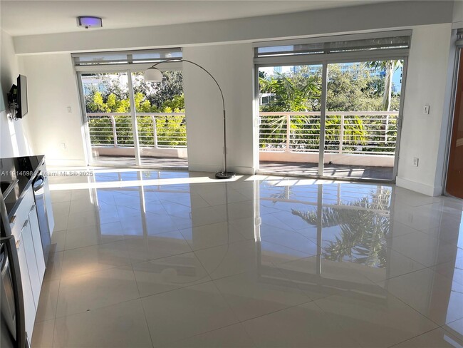 7700 Tatum Waterway Dr in Miami Beach, FL - Building Photo - Building Photo