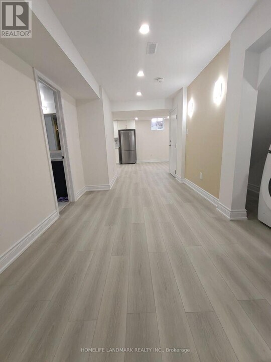 252 Borealis Ave in Aurora, ON - Building Photo
