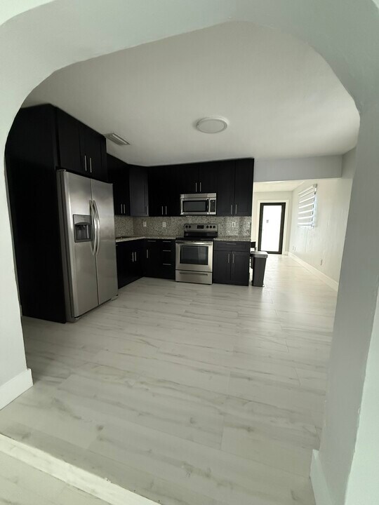 7142 SW 22nd St in Miami, FL - Foto de edificio