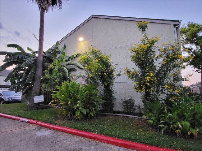 8641 Victorian Village Dr in Houston, TX - Building Photo - Building Photo