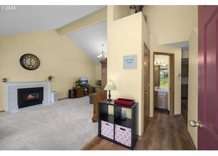 16958 NW Cove Ct in Portland, OR - Building Photo - Building Photo