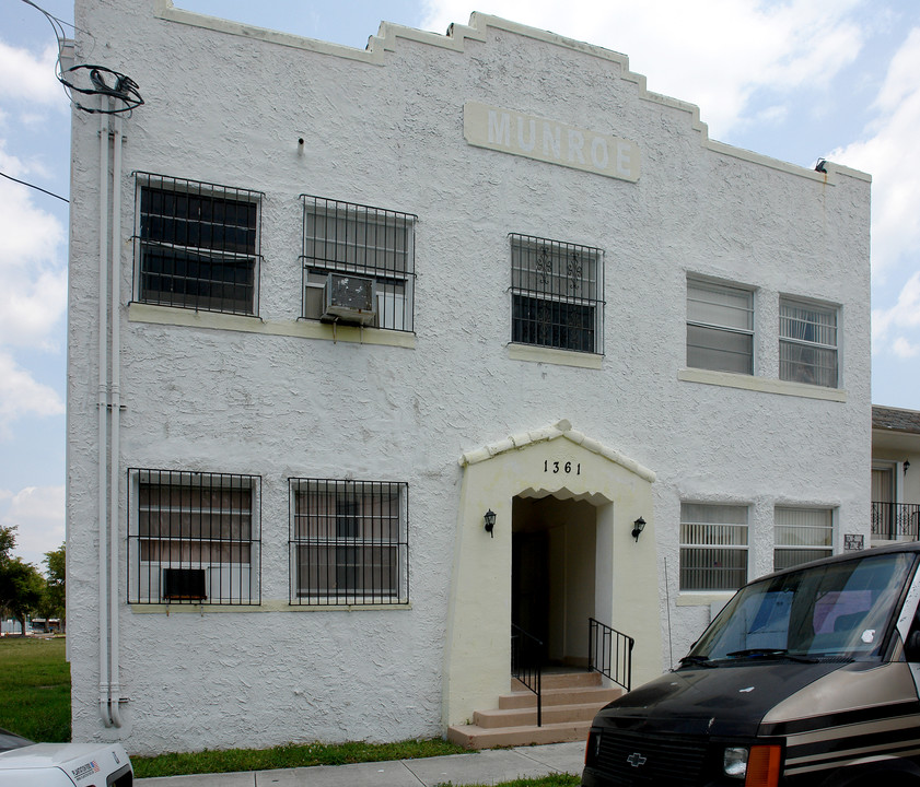 Munroe in Miami, FL - Foto de edificio