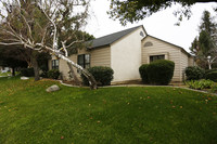 Laurelwood West Villas in Bakersfield, CA - Foto de edificio - Building Photo