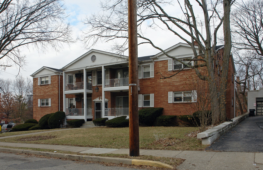 2401 Grandview Ave in Cincinnati, OH - Building Photo