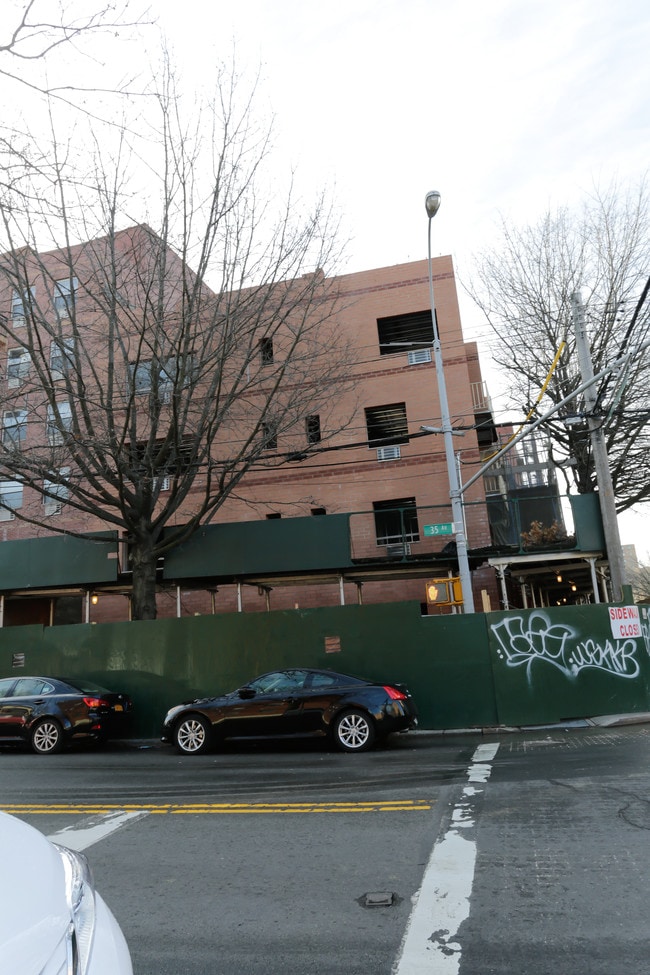 35-01 Leavitt St in Flushing, NY - Foto de edificio - Building Photo