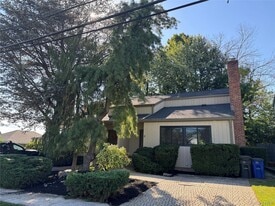 39 B S Norwood Rd in Sands Point, NY - Building Photo