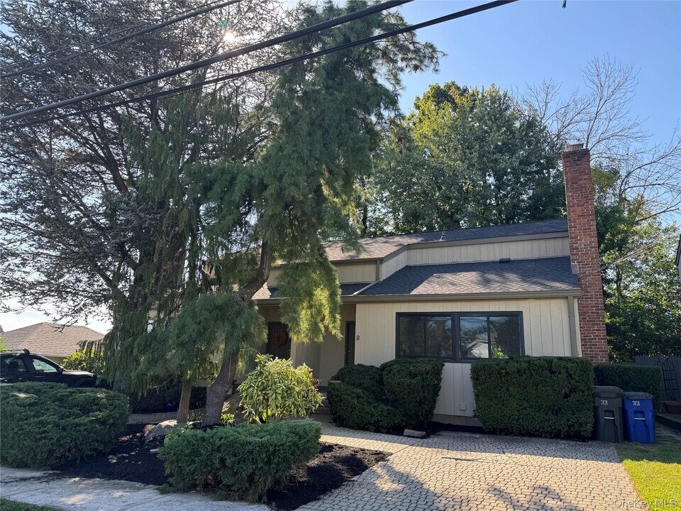 39 B S Norwood Rd in Sands Point, NY - Foto de edificio