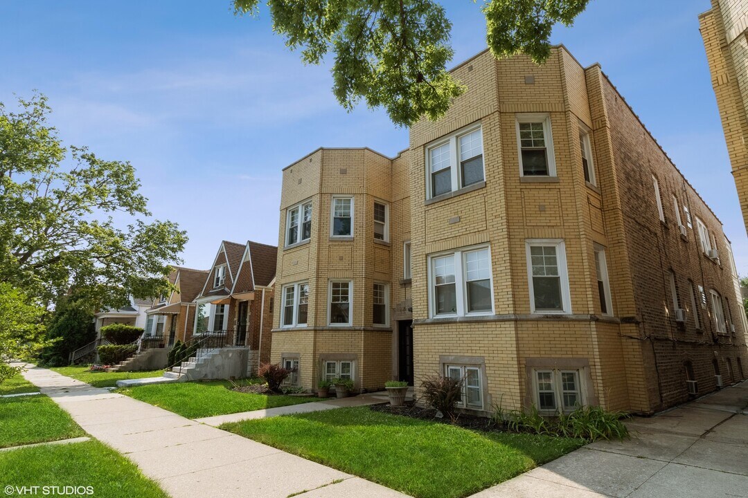 5321 W Cornelia Ave in Chicago, IL - Building Photo