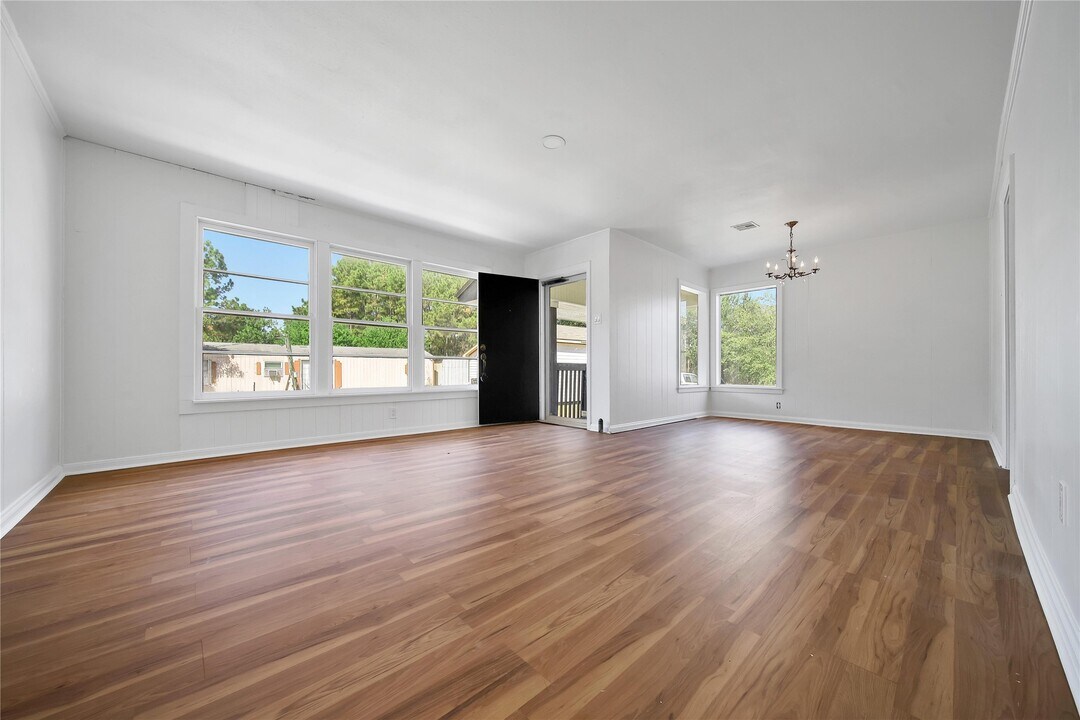 504 N Magnolia Dr in Conroe, TX - Foto de edificio