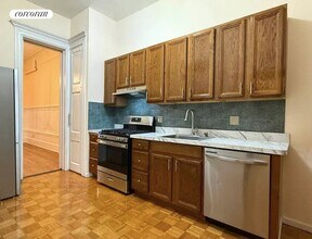 312 W 98th St in New York, NY - Building Photo - Building Photo