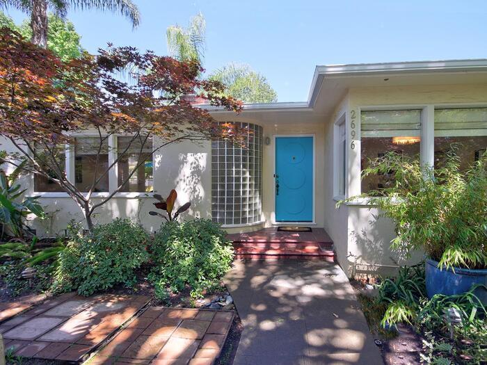 2696 Land Park Dr in Sacramento, CA - Building Photo