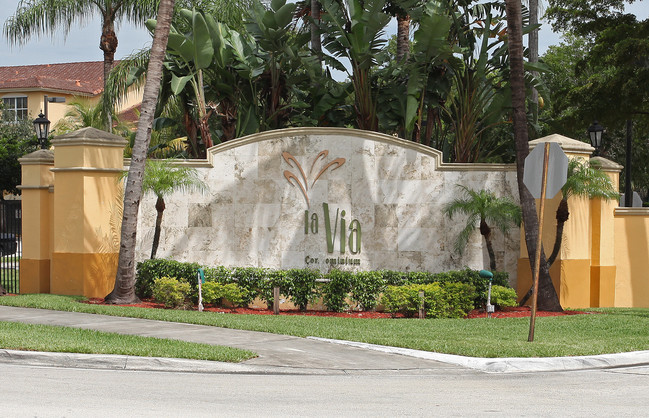 La Via Condominiums in Pembroke Pines, FL - Foto de edificio - Building Photo