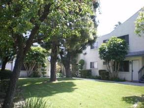 Harbor Lynn Apartments in Huntington Beach, CA - Building Photo - Building Photo