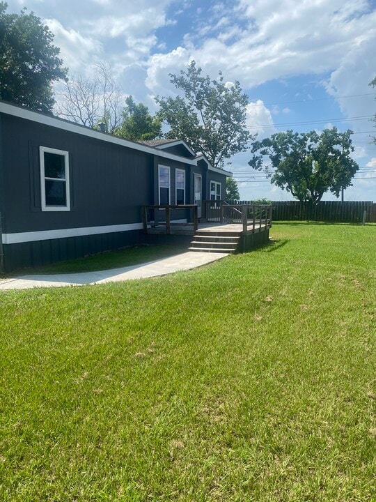 2319 W Osage Dr in Baytown, TX - Building Photo