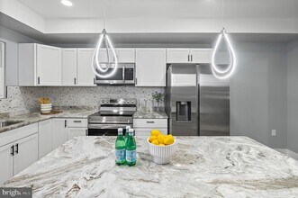 1607 E Lanvale St in Baltimore, MD - Foto de edificio - Building Photo