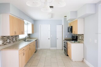 686 Manor Dr W in Dunedin, FL - Building Photo - Building Photo