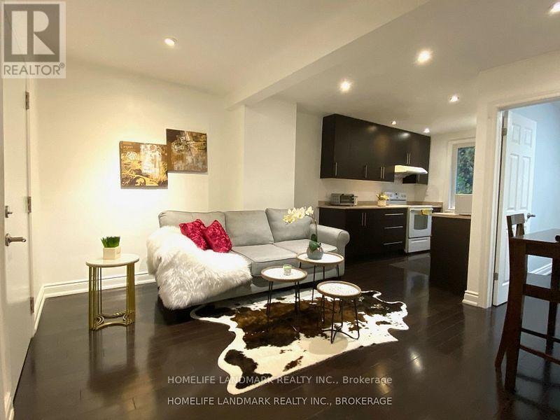 57 Glenside Ave in Toronto, ON - Building Photo