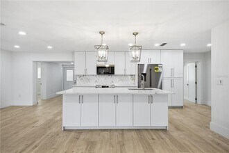 1301 62nd Terrace S in St. Petersburg, FL - Building Photo - Building Photo