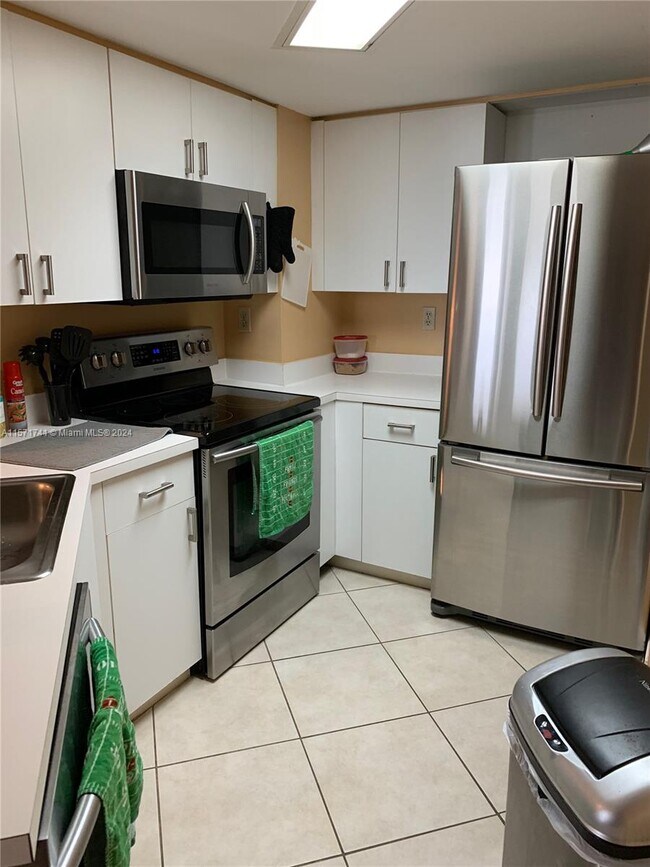 2351 Douglas Rd, Unit 1110 in Miami, FL - Building Photo - Building Photo