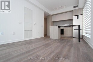 395 Square One Dr in Mississauga, ON - Building Photo